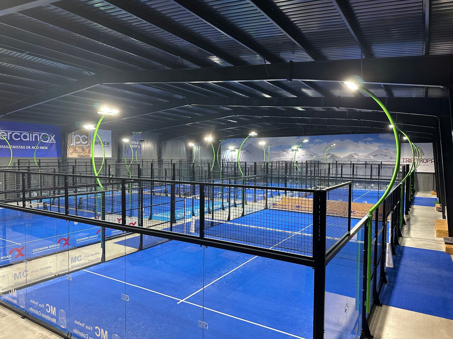 Os campos azuis do Urban Padel vistos de cima